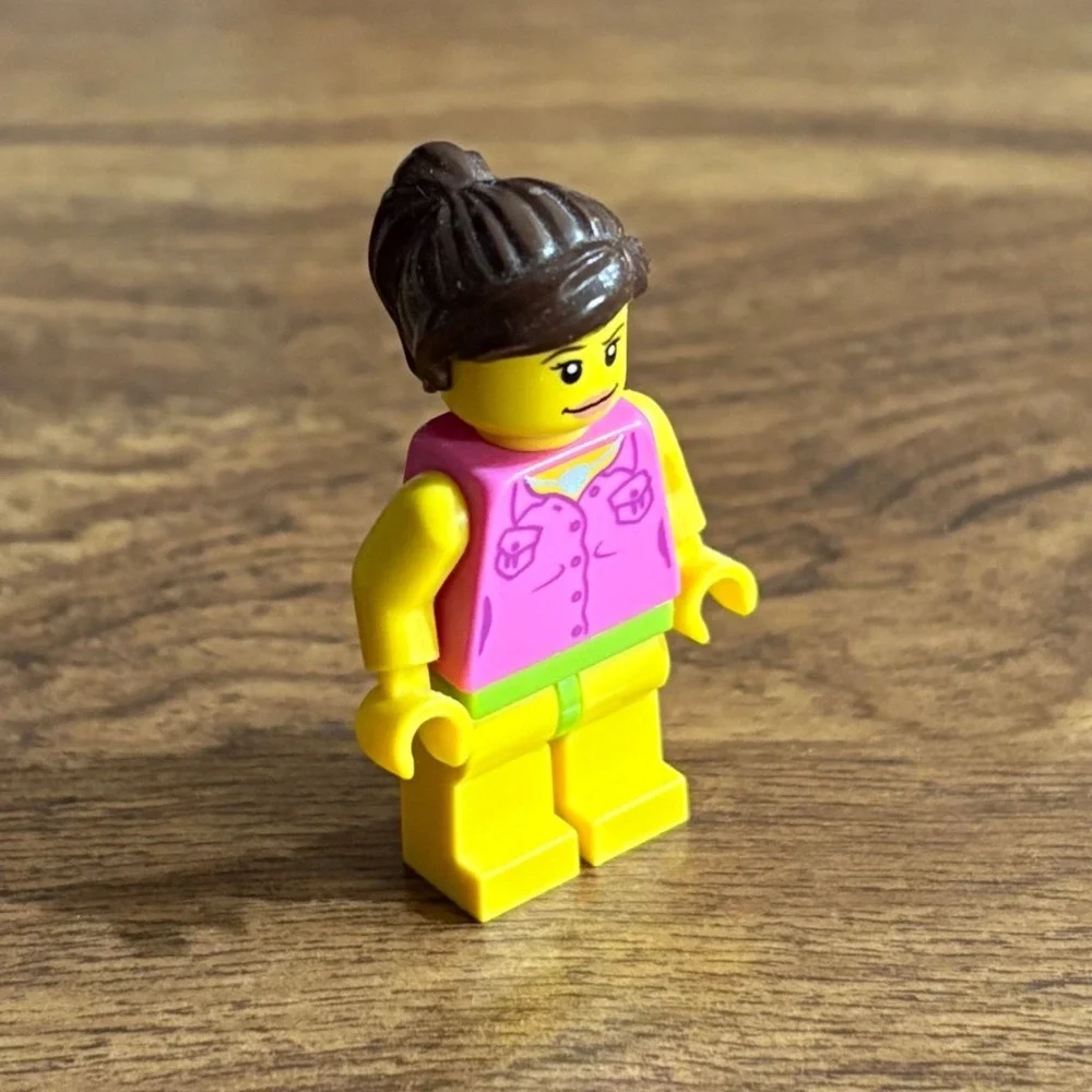 LEGO City Minifigure Pink Shirt Brown Ponytail Yellow Legs Bathing Suit Beach